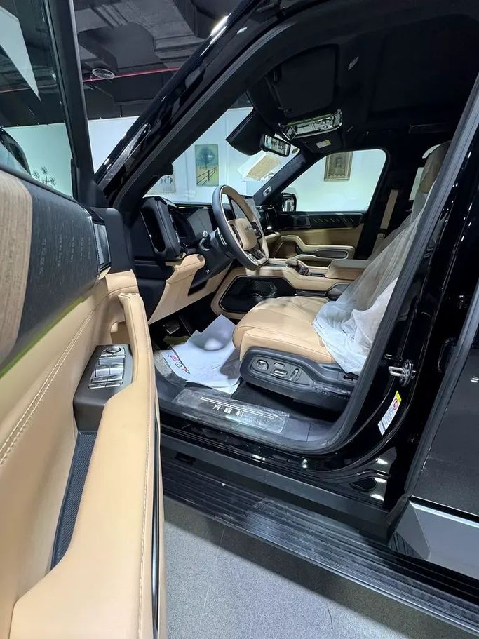 Новый BYD FangChengBao Leopard 8, 1.5 л, 2025 в Абу-Даби от Emco car Черный цвет.  | AUTO.AE