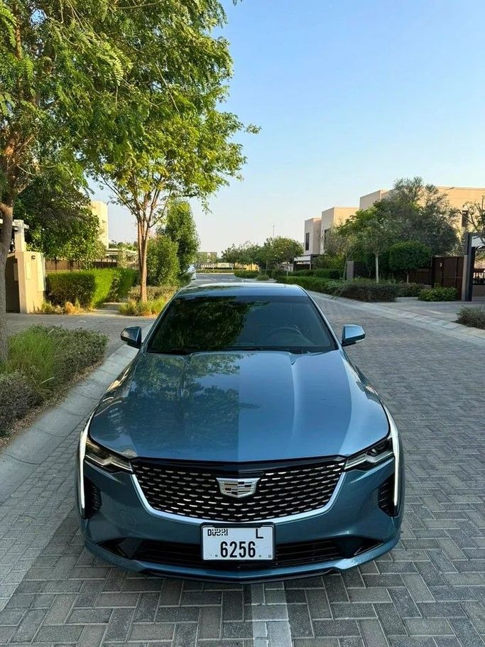 Подержанный Cadillac CT4 I, 2.0 л, 2024 в Абу-Даби от Al Waleed Used Cars Синий цвет. Американская | AUTO.AE