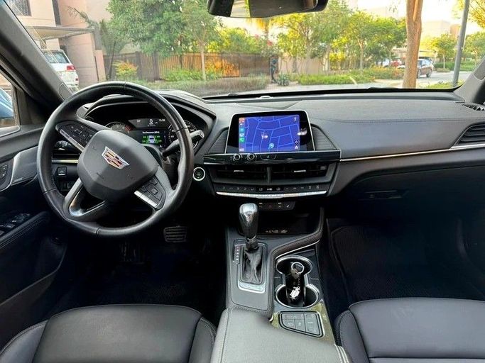 Подержанный Cadillac CT4 I, 2.0 л, 2024 в Абу-Даби от Al Waleed Used Cars Синий цвет. Американская | AUTO.AE