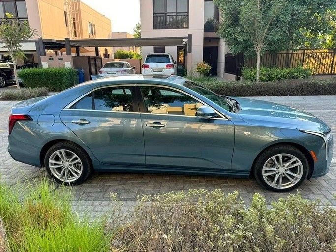 Подержанный Cadillac CT4 I, 2.0 л, 2024 в Абу-Даби от Al Waleed Used Cars Синий цвет. Американская | AUTO.AE