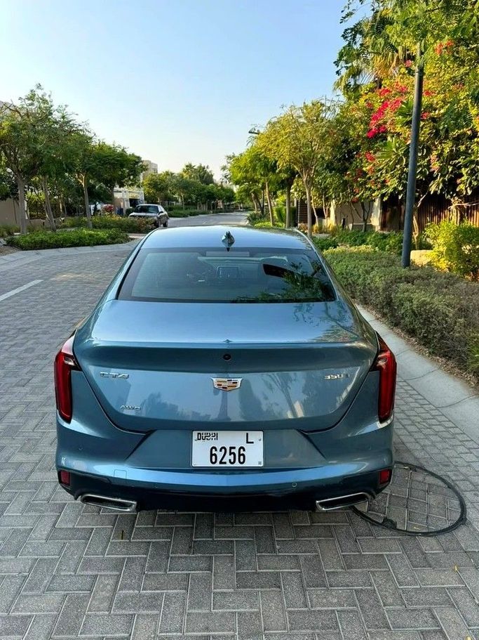 Подержанный Cadillac CT4 I, 2.0 л, 2024 в Абу-Даби от Al Waleed Used Cars Синий цвет. Американская | AUTO.AE