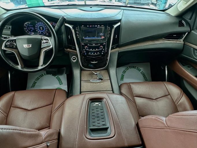 Подержанный Cadillac Escalade IV, 6.2 л, 2017 в Абу-Даби от Speed Car Motors Тёмно-синий цвет. GCC | AUTO.AE