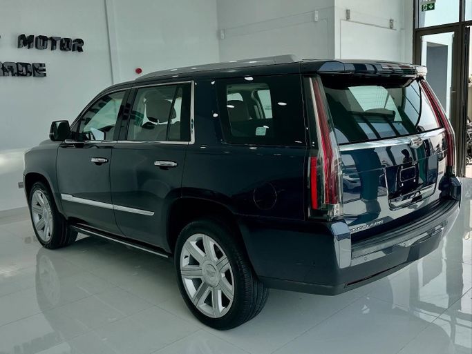 Подержанный Cadillac Escalade IV, 6.2 л, 2017 в Абу-Даби от Speed Car Motors Тёмно-синий цвет. GCC | AUTO.AE