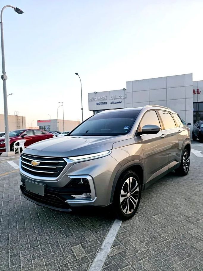 Подержанный Chevrolet Captiva II, 1.5 л, 2023 в Абу-Даби от Al Asad Automobile Showroom Серый цвет. GCC | AUTO.AE