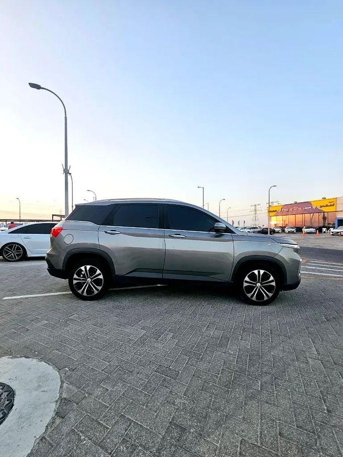 Подержанный Chevrolet Captiva II, 1.5 л, 2023 в Абу-Даби от Al Asad Automobile Showroom Серый цвет. GCC | AUTO.AE