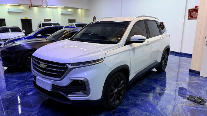 Подержанный Chevrolet Captiva II, 1.5 л, 2023 в ОАЭ, Абу-Даби от Al Fateh Used Automobiles Showroom Белый цвет. GCC | AUTO.AE | Объявление #274304