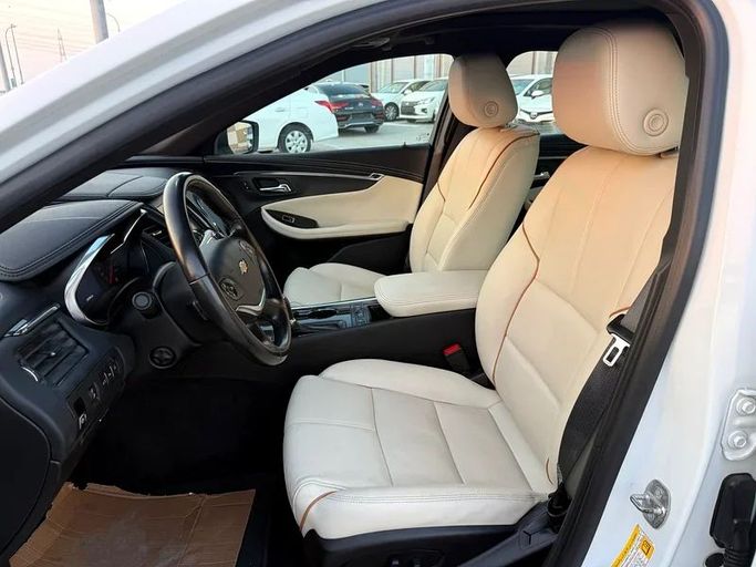 Подержанный Chevrolet Impala X, 3.6 л, 2019 в Абу-Даби от Al Laith Cars Showroom Белый цвет. GCC | AUTO.AE
