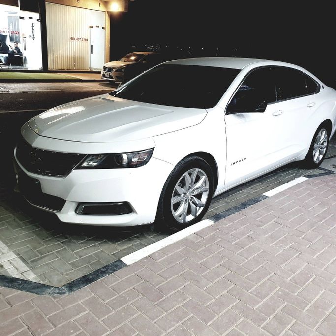 Подержанный Chevrolet Impala X, 2.5 л, 2019 в Абу-Даби от Golden coast automobile showroom Белый цвет.  | AUTO.AE