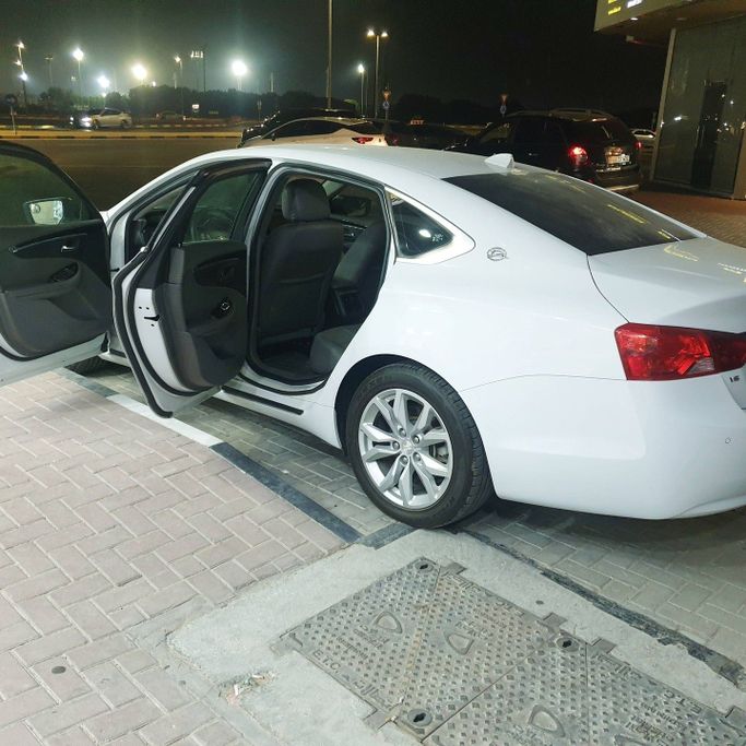 Подержанный Chevrolet Impala X, 2.5 л, 2019 в Абу-Даби от Golden coast automobile showroom Белый цвет.  | AUTO.AE