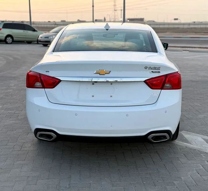 Подержанный Chevrolet Impala X, 3.6 л, 2019 в Абу-Даби от Al Laith Cars Showroom Белый цвет. GCC | AUTO.AE