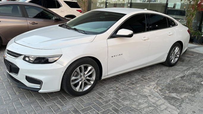 Used Chevrolet Malibu IX Facelift, 1.5 l, 2018 in Abu Dhabi by Golden coast automobile showroom, White color. GCC Specs | AUTO.AE