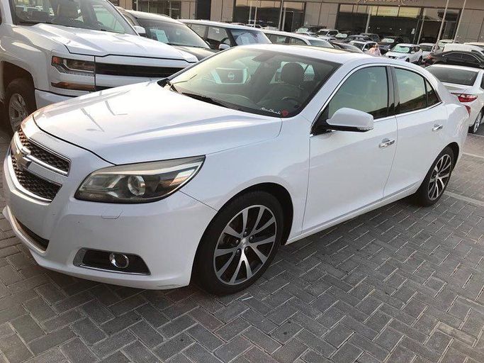 Used Chevrolet Malibu VIII, 2.4 l, 2013 in Abu Dhabi by Golden coast automobile showroom, White color. GCC Specs | AUTO.AE
