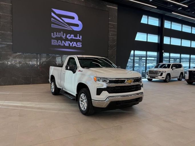 Новый Chevrolet Silverado IV (T1XX) Рестайлинг, 5.3 л, 2025 в Абу-Даби от Baniyas Cars Abu Dhabi Белый цвет. GCC | AUTO.AE