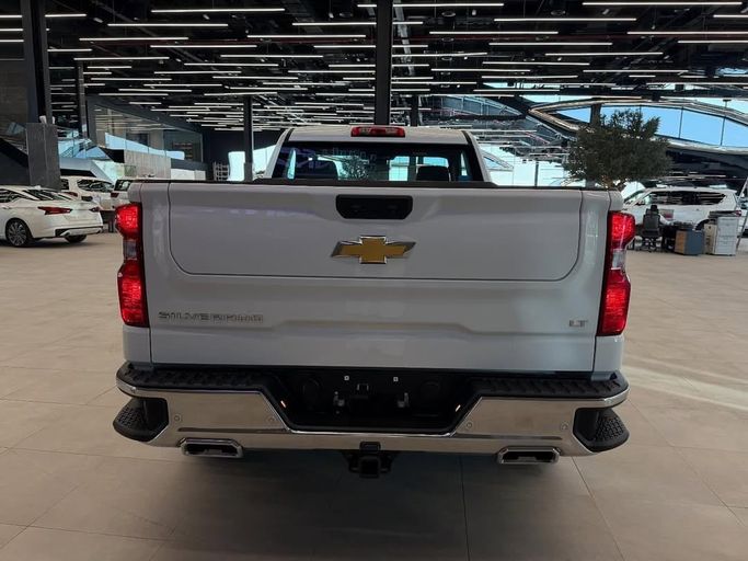 Новый Chevrolet Silverado IV (T1XX) Рестайлинг, 5.3 л, 2025 в Абу-Даби от Baniyas Cars Abu Dhabi Белый цвет. GCC | AUTO.AE