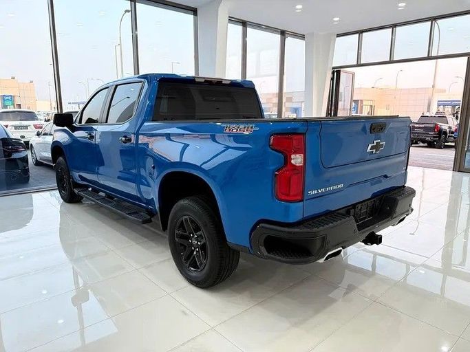Used Chevrolet Silverado IV (T1XX), 6.2 l, 2022 in Abu Dhabi by Al Bayan Motors, Blue color. GCC Specs | AUTO.AE