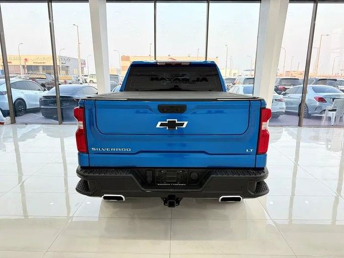 Used Chevrolet Silverado IV (T1XX), 6.2 l, 2022 in Abu Dhabi by Al Bayan Motors, Blue color. GCC Specs | AUTO.AE
