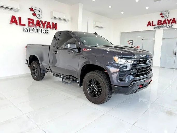 Подержанный Chevrolet Silverado IV (T1XX) Рестайлинг, 6.2 л, 2023 в Абу-Даби от Al Bayan Motors Серый цвет. GCC | AUTO.AE