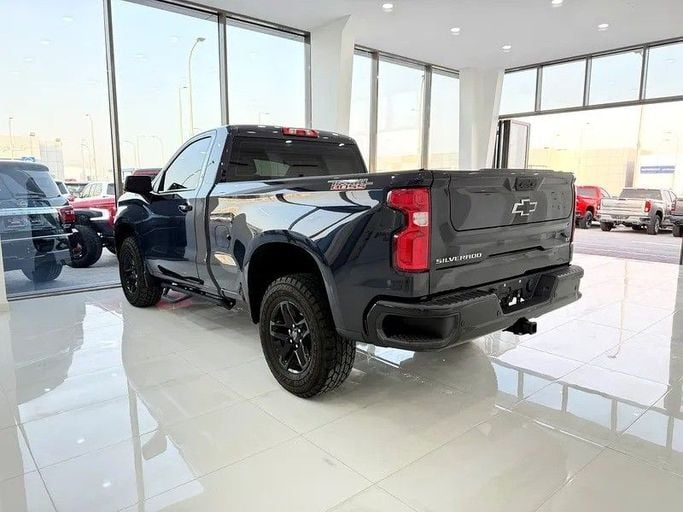 Подержанный Chevrolet Silverado IV (T1XX) Рестайлинг, 6.2 л, 2023 в Абу-Даби от Al Bayan Motors Серый цвет. GCC | AUTO.AE