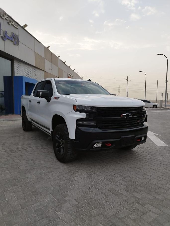 Подержанный Chevrolet Silverado IV (T1XX), 5.3 л, 2022 в Абу-Даби от Diamond Waves Motors Белый цвет. Other | AUTO.AE