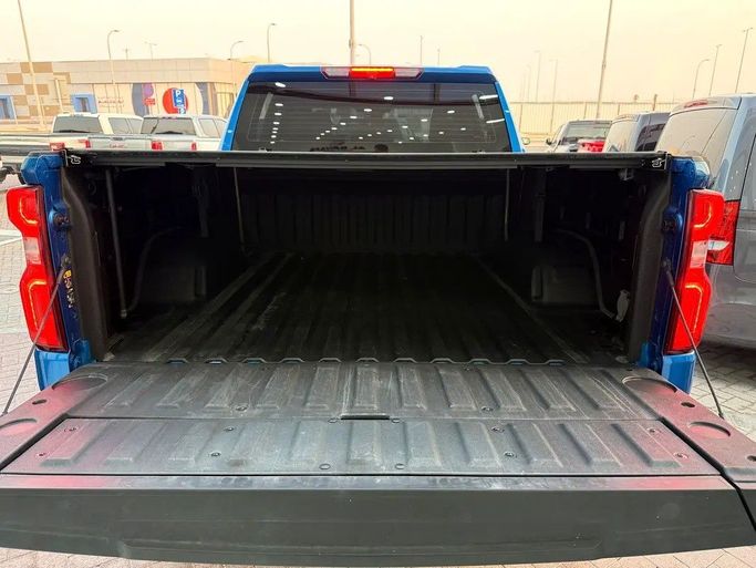 Used Chevrolet Silverado IV (T1XX), 6.2 l, 2022 in Abu Dhabi by Al Bayan Motors, Blue color. GCC Specs | AUTO.AE
