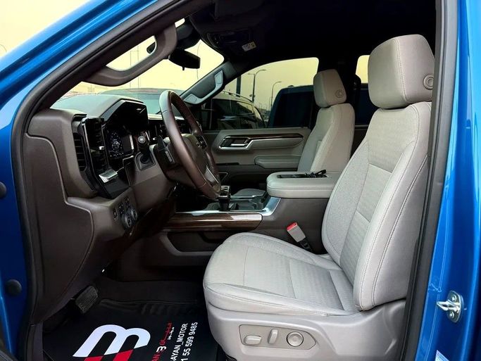 Used Chevrolet Silverado IV (T1XX), 6.2 l, 2022 in Abu Dhabi by Al Bayan Motors, Blue color. GCC Specs | AUTO.AE