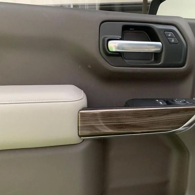 Подержанный Chevrolet Silverado IV (T1XX), 5.3 л, 2020 в Абу-Даби от Al Fajr Automobile showroom Серебристый цвет. GCC | AUTO.AE