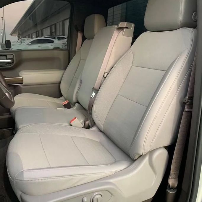 Подержанный Chevrolet Silverado IV (T1XX), 5.3 л, 2020 в Абу-Даби от Al Fajr Automobile showroom Серебристый цвет. GCC | AUTO.AE