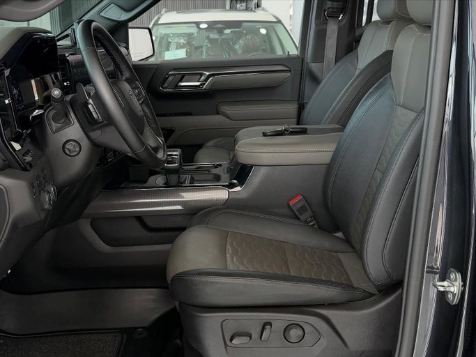 Подержанный Chevrolet Silverado IV (T1XX) Рестайлинг, 6.2 л, 2024 в Абу-Даби от Speed Car Motors Черный цвет.  | AUTO.AE