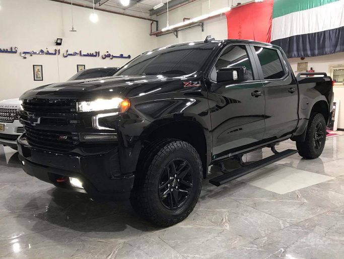 Used Chevrolet Silverado IV (T1XX), 6.2 l, 2021 in Abu Dhabi by Golden coast automobile showroom, Black color. GCC Specs | AUTO.AE