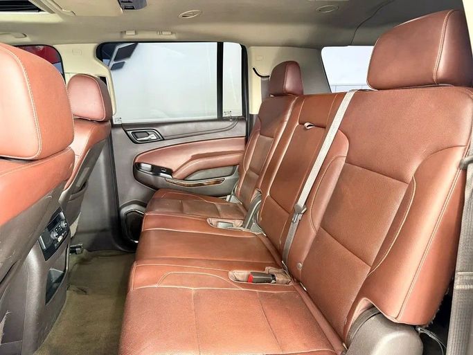 Used Chevrolet Suburban XI, 5.3 l, 2015 in Abu Dhabi by Edition One Motors, White color. GCC Specs | AUTO.AE