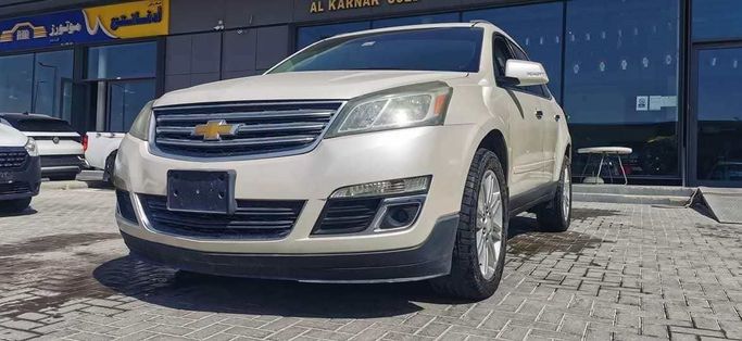 Подержанный Chevrolet Traverse Dual Exhaust I Рестайлинг, 3.6 л, 2014 в Абу-Даби от The Shark Automobile Showroom Белый цвет. GCC | AUTO.AE