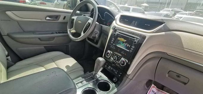 Подержанный Chevrolet Traverse Dual Exhaust I Рестайлинг, 3.6 л, 2014 в Абу-Даби от The Shark Automobile Showroom Белый цвет. GCC | AUTO.AE
