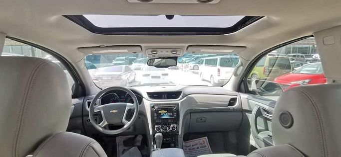 Подержанный Chevrolet Traverse Dual Exhaust I Рестайлинг, 3.6 л, 2014 в Абу-Даби от The Shark Automobile Showroom Белый цвет. GCC | AUTO.AE