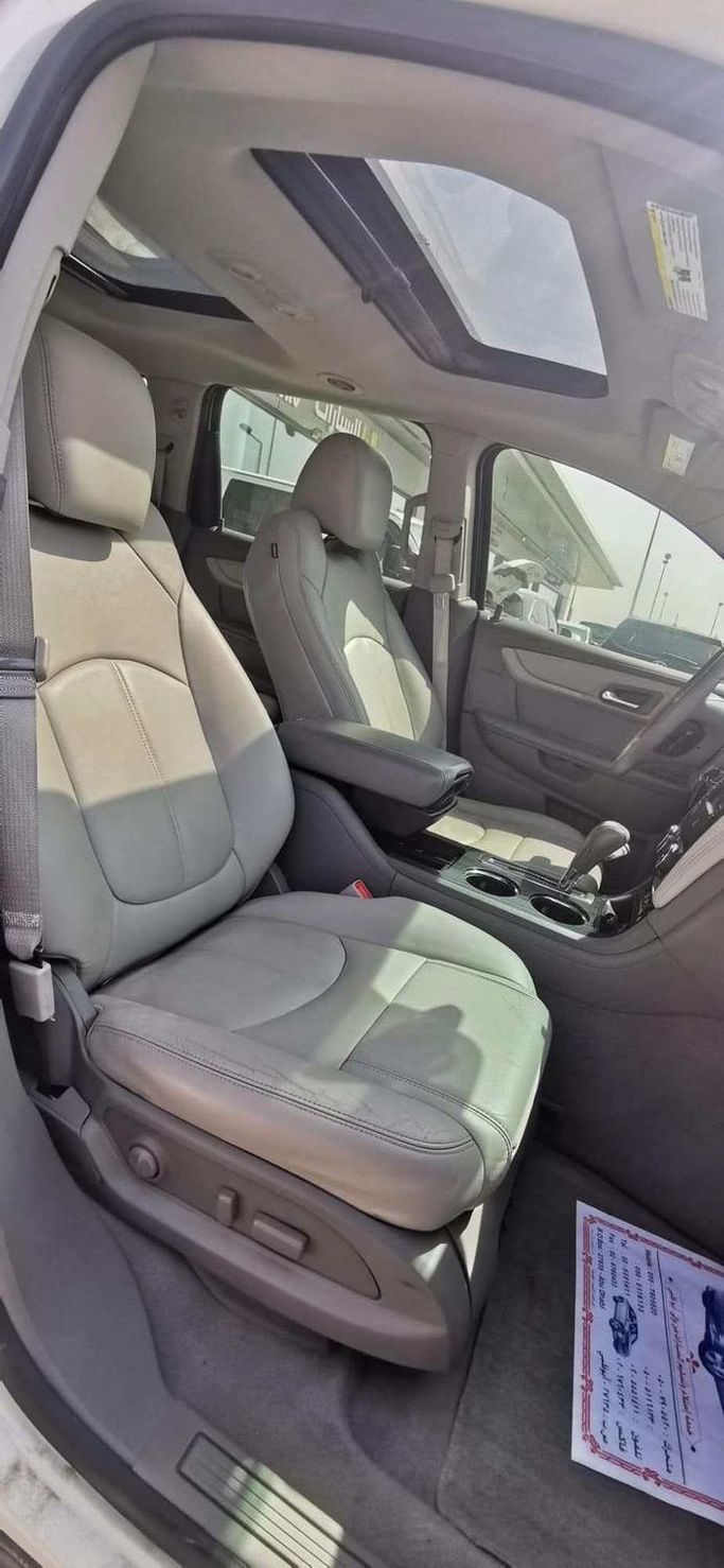 Подержанный Chevrolet Traverse Dual Exhaust I Рестайлинг, 3.6 л, 2014 в Абу-Даби от The Shark Automobile Showroom Белый цвет. GCC | AUTO.AE