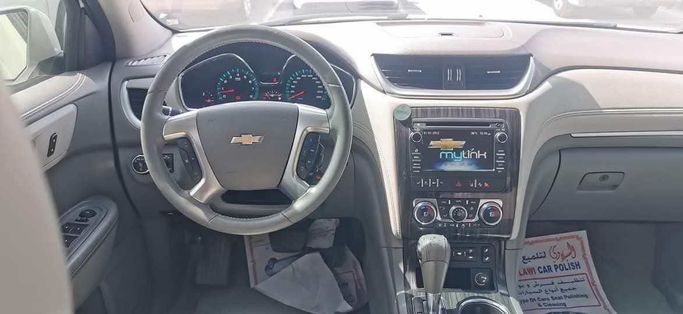Подержанный Chevrolet Traverse Dual Exhaust I Рестайлинг, 3.6 л, 2014 в Абу-Даби от The Shark Automobile Showroom Белый цвет. GCC | AUTO.AE
