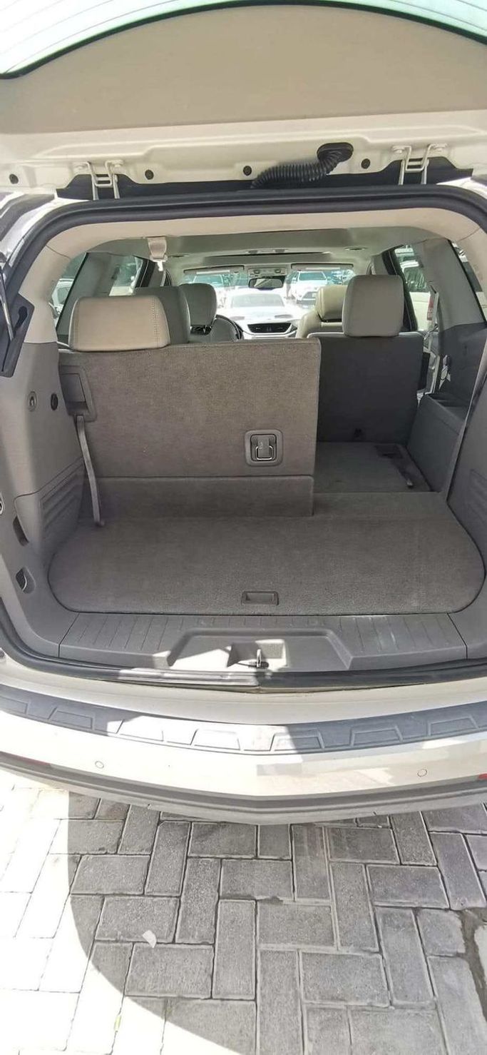 Подержанный Chevrolet Traverse Dual Exhaust I Рестайлинг, 3.6 л, 2014 в Абу-Даби от The Shark Automobile Showroom Белый цвет. GCC | AUTO.AE