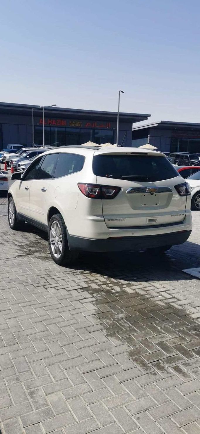 Подержанный Chevrolet Traverse Dual Exhaust I Рестайлинг, 3.6 л, 2014 в Абу-Даби от The Shark Automobile Showroom Белый цвет. GCC | AUTO.AE