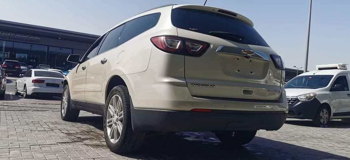 Подержанный Chevrolet Traverse Dual Exhaust I Рестайлинг, 3.6 л, 2014 в Абу-Даби от The Shark Automobile Showroom Белый цвет. GCC | AUTO.AE