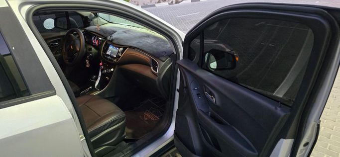 مستعملة Chevrolet Trax أنا شد الوجه, 1.4 l, 2020 في في أبو ظبي، اللون فضي. المواصفات الأمريكية | AUTO.AE