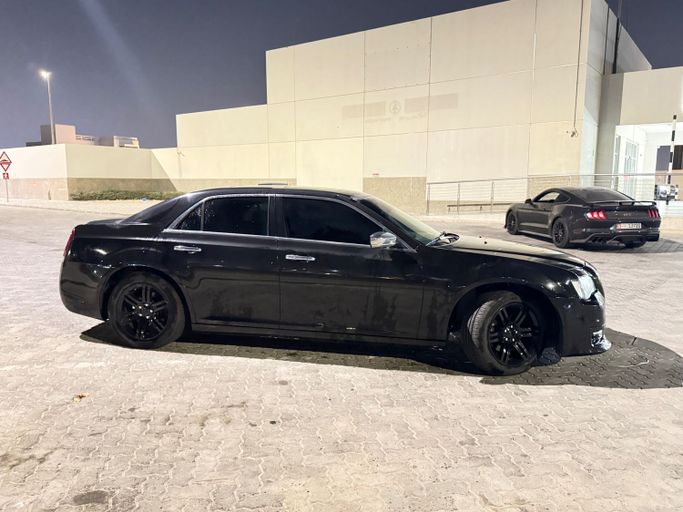 Подержанный Chrysler 300C II, 3.6 л, 2013 в Абу-Даби Черный цвет. GCC | AUTO.AE