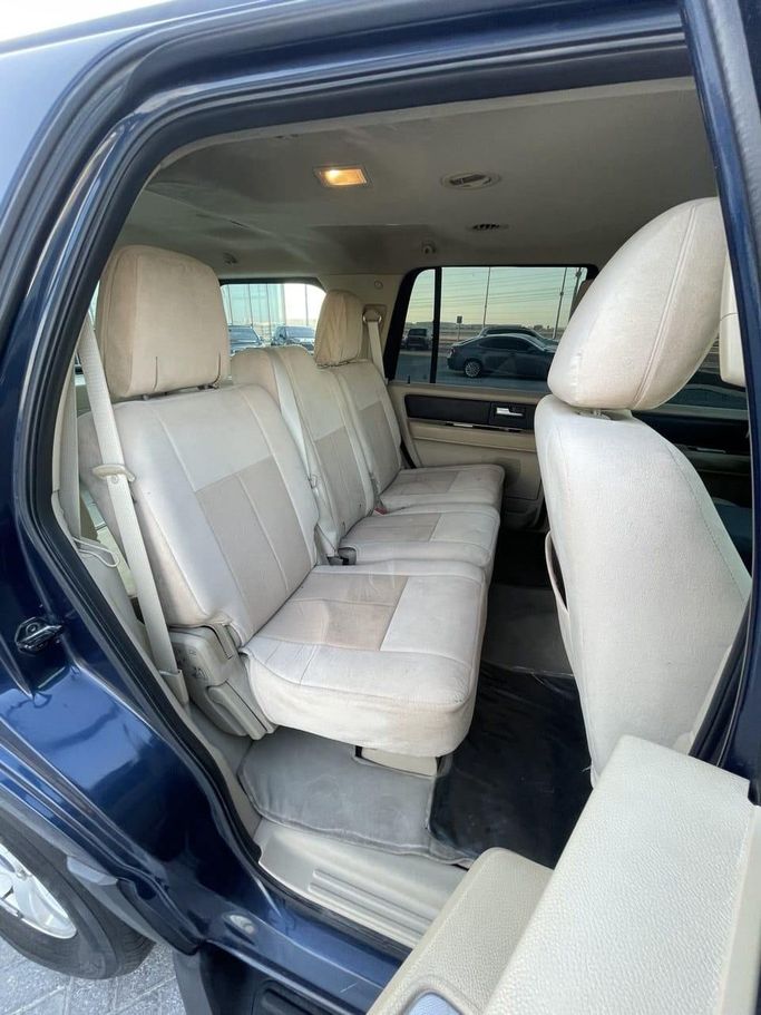 Подержанный Ford Expedition III Рестайлинг, 3.5 л, 2015 в Абу-Даби от The Shark Automobile Showroom Синий цвет. GCC | AUTO.AE