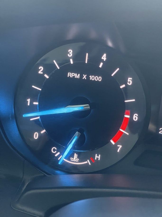 Подержанный Ford Expedition III Рестайлинг, 3.5 л, 2015 в Абу-Даби от The Shark Automobile Showroom Синий цвет. GCC | AUTO.AE