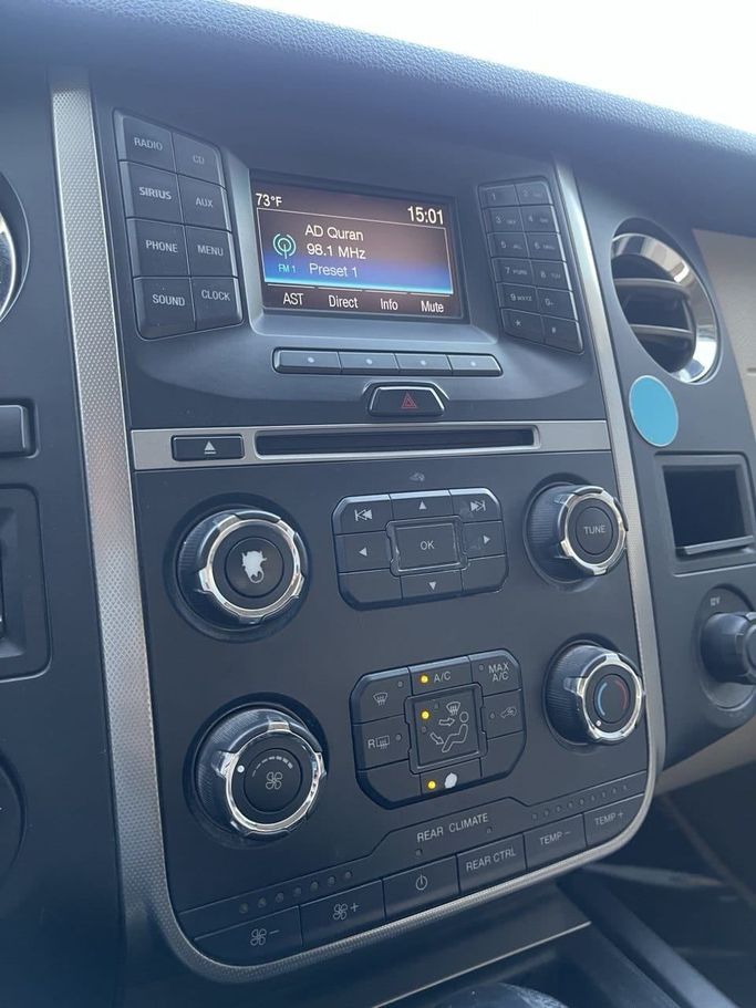 Подержанный Ford Expedition III Рестайлинг, 3.5 л, 2015 в Абу-Даби от The Shark Automobile Showroom Синий цвет. GCC | AUTO.AE