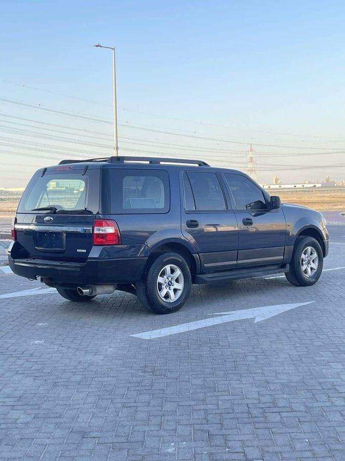 Подержанный Ford Expedition III Рестайлинг, 3.5 л, 2015 в Абу-Даби от The Shark Automobile Showroom Синий цвет. GCC | AUTO.AE