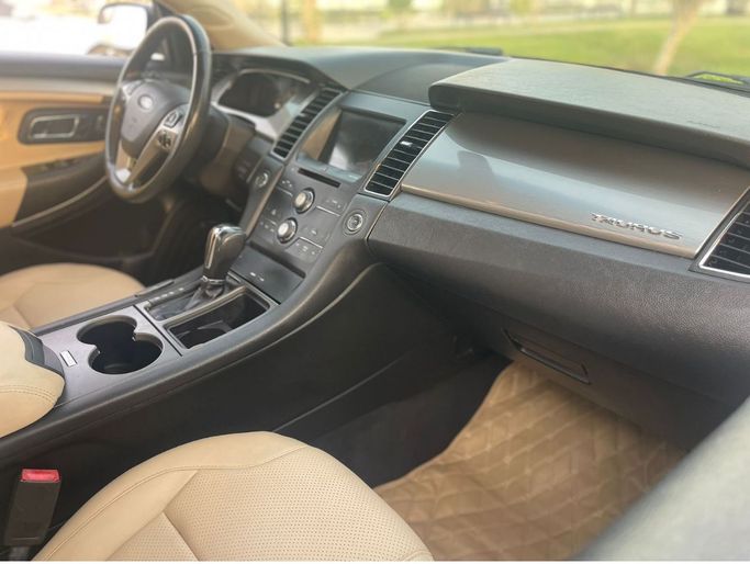 Used Ford Taurus VI Facelift, 3.5 l, 2019 in Abu Dhabi, White color. American Specs | AUTO.AE