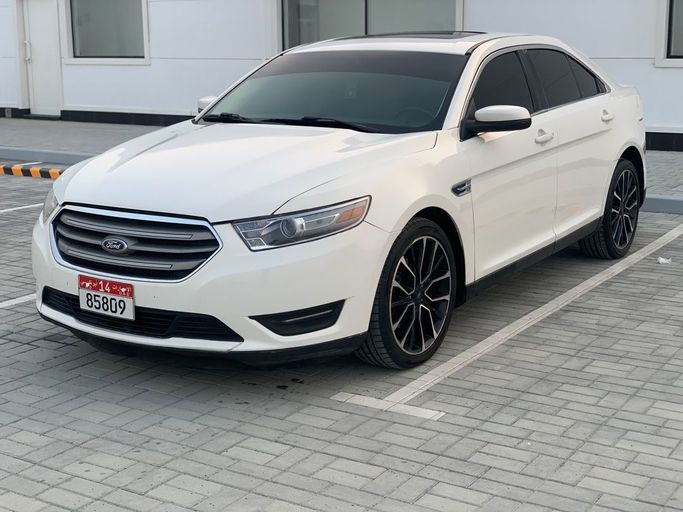 Подержанный Ford Taurus VI Рестайлинг, 3.5 л, 2019 в Абу-Даби от Deals On Wheels Motors Cars Showroom Белый цвет. Американская | AUTO.AE