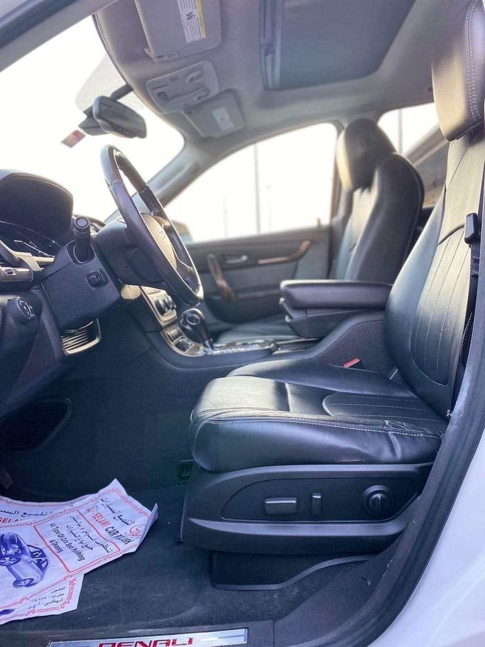 Подержанный GMC Acadia I Рестайлинг, 3.6 л, 2016 в Абу-Даби от The Shark Automobile Showroom Белый цвет. GCC | AUTO.AE