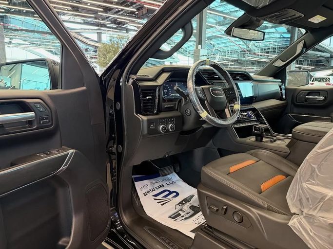Новый GMC Sierra IV Рестайлинг, 5.3 л, 2025 в Абу-Даби от Baniyas Cars Abu Dhabi Черный цвет. Other | AUTO.AE