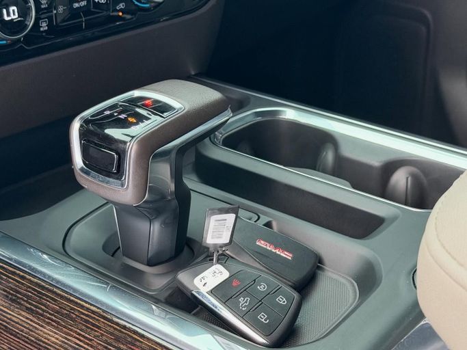 Подержанный GMC Sierra IV Рестайлинг, 5.3 л, 2022 в Абу-Даби от Speed Car Motors Черный цвет.  | AUTO.AE