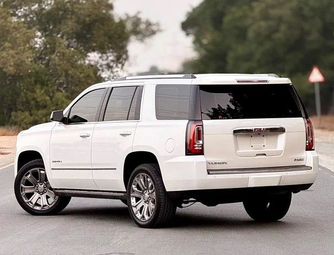 Подержанный GMC Yukon IV (GMT K2UG), 6.2 л, 2016 в Абу-Даби от Al Waleed Used Cars Белый цвет. GCC | AUTO.AE